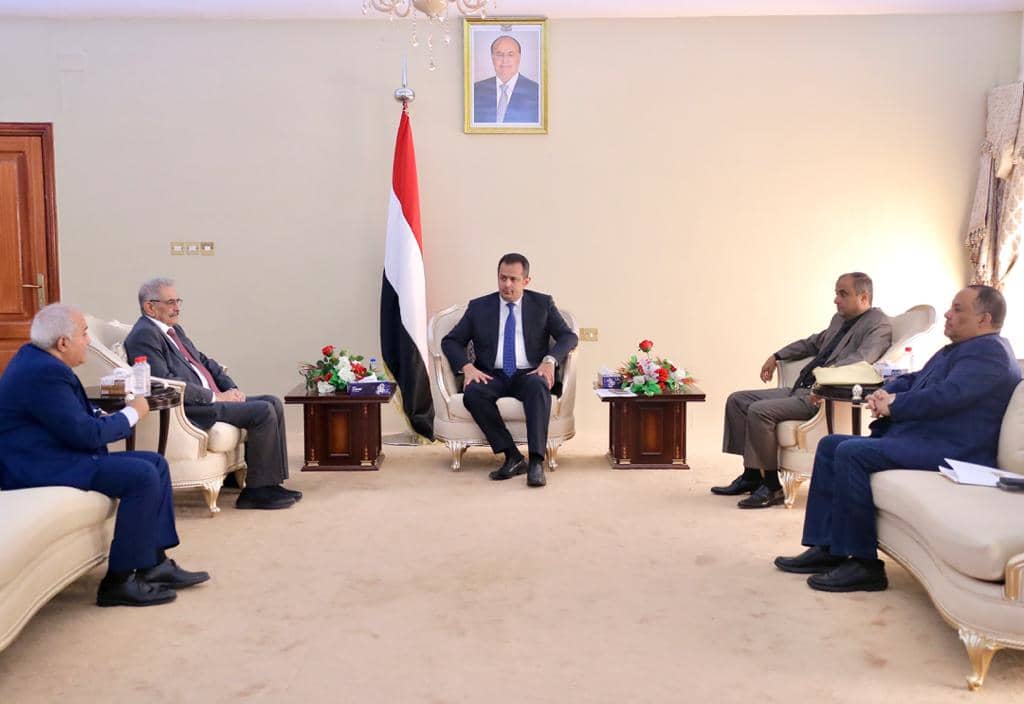 رئيس الوزراء يؤكد على وضع حد لسياسات الحوثيين التدميرية للاقتصاد الوطني وتسريع استكمال صرف المرتبات