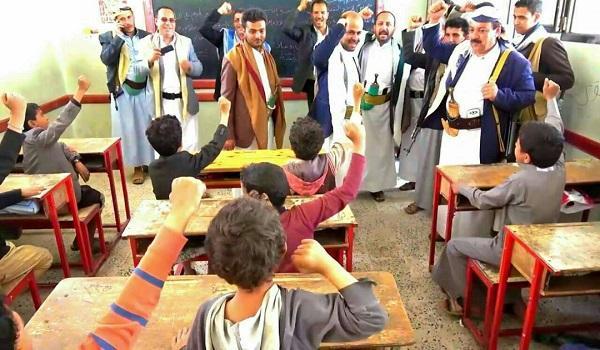 الصورة الفاضحة تكشف وضع التلاميذ البائس ونعمة المال الحرام البادية على القيادات الحوثية