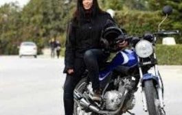 شاهد..أول فتاة يمنية تقود دراجة نارية