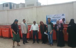 مدير عام المنصورة يدشن توزيع 40 برميل للقمامة في حي ريمي والسكنية