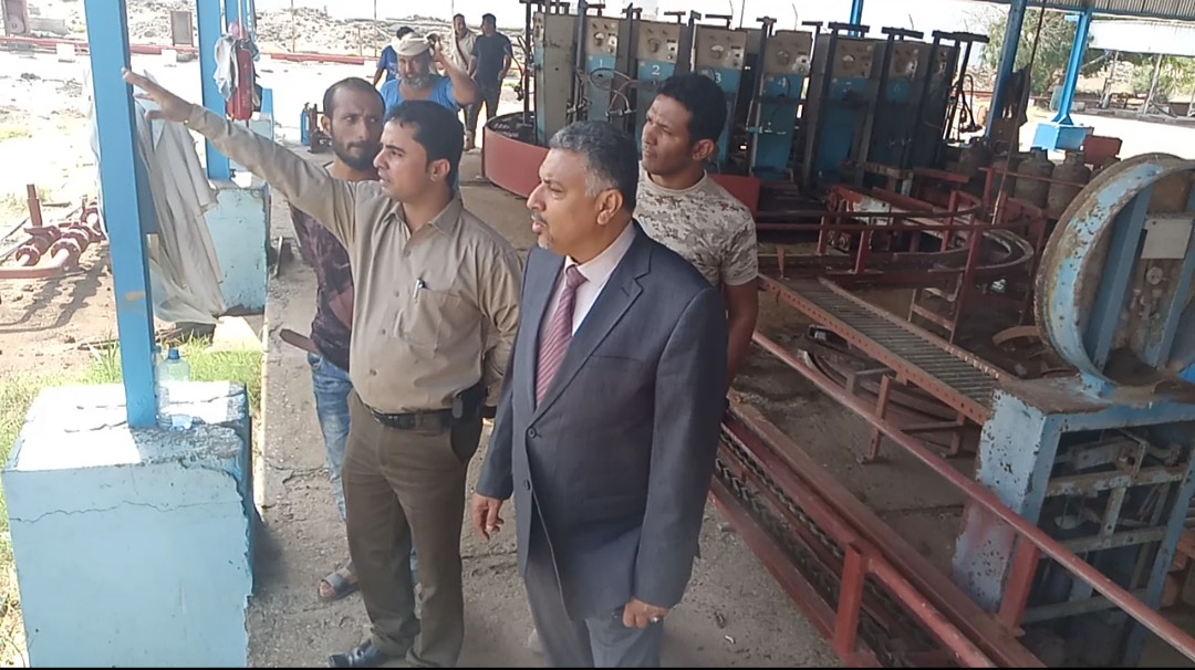 القائم بأعمال محافظ عدن يدشن إستئناف العمل في توزيع إسطوانات الغاز المنزلي
