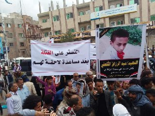 وقفة احتجاجية للمطالبة بالقبض على قتلة طفل و3 مدنيين بمحافظة تعز