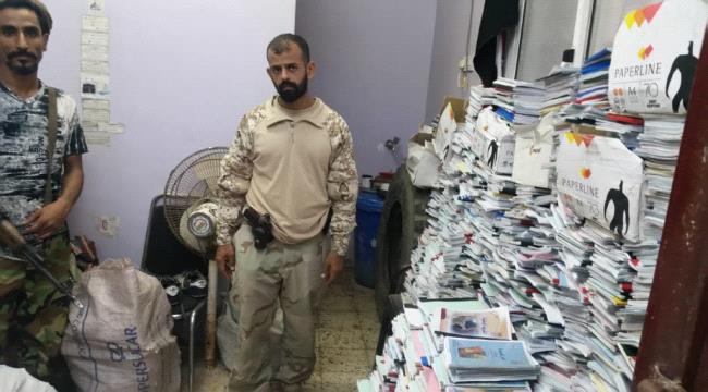 الحزام الأمني يعيد 6000 كتاب مدرسي بعد سرقتها من أحدى مدارس الشيخ عثمان 
