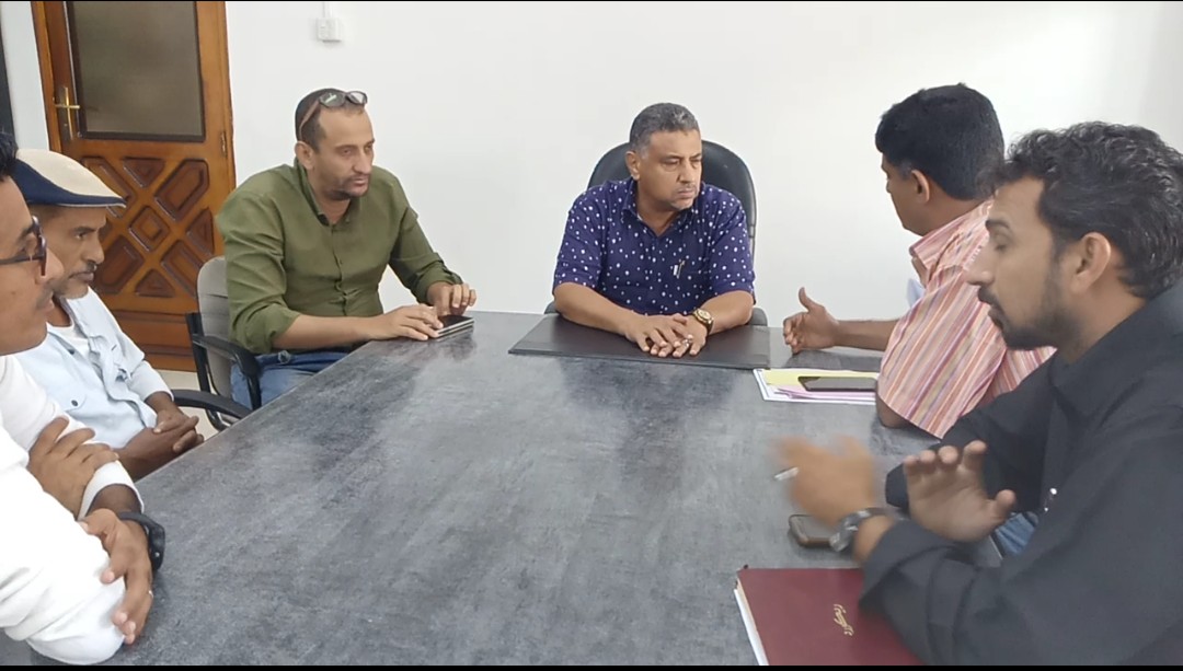 القائم بأعمال محافظ عدن يناقش أوضاع المؤسسة المحلية للمياه والصرف الصحي بالمحافظة