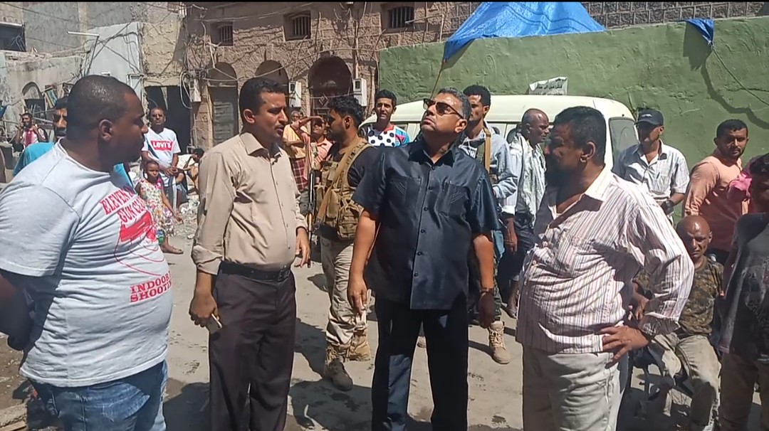 السلطة المحلية بعدن تتفقد الأضرار جراء حريق نشب بأحد المنازل في صيرة..وتوجه بدعم الأسرة