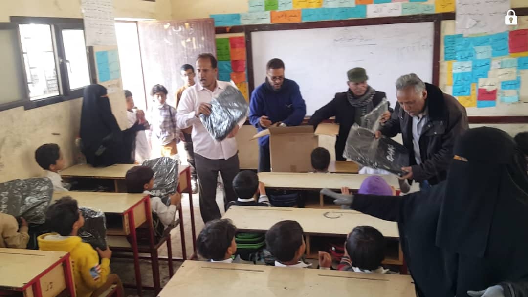 القائم بأعمال مدير عام المفلحي يدشن توزيع 3 ألف حقيبة مدرسية المقدمة من اليونيسيف