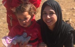 خلود محمد أجرأ بنت تخوض تجربة زيارة مخيمات اللاجئين السوريين بالأردن