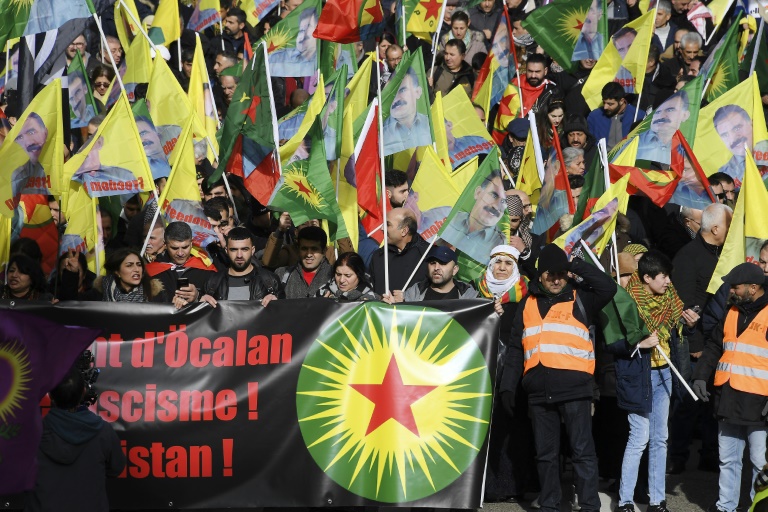 للمطالبة بالإفراج عن عبدالله أوجلان . .  آلاف الأكراد يتجمعون في فرنسا