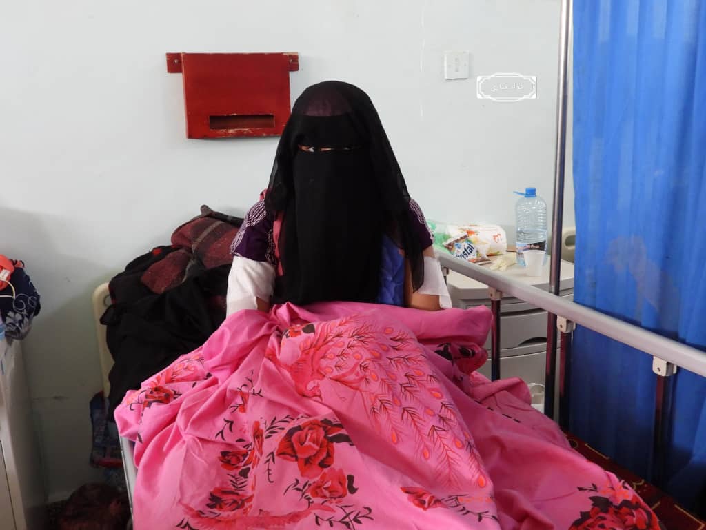 سقوط جرحى نساء وأطفال بانفجار مقذوف للمليشيات الحوثية بمنطقة حجر