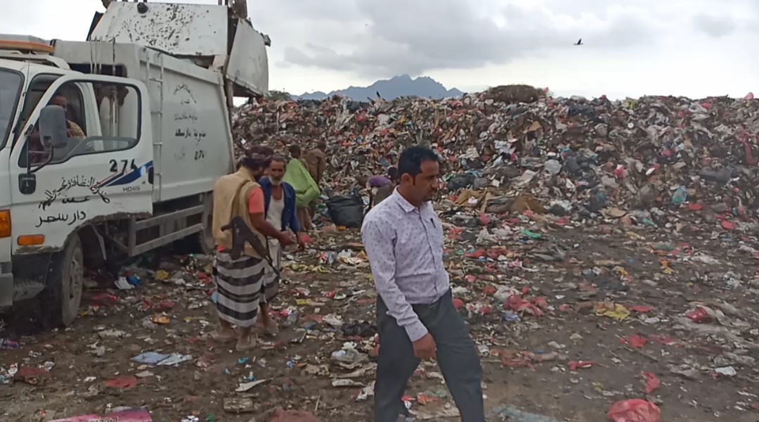 مدير نظافة عدن يتفقد سير العمل في المكب التحويلي للقمامة بمنطقة الحسوة بعدن 