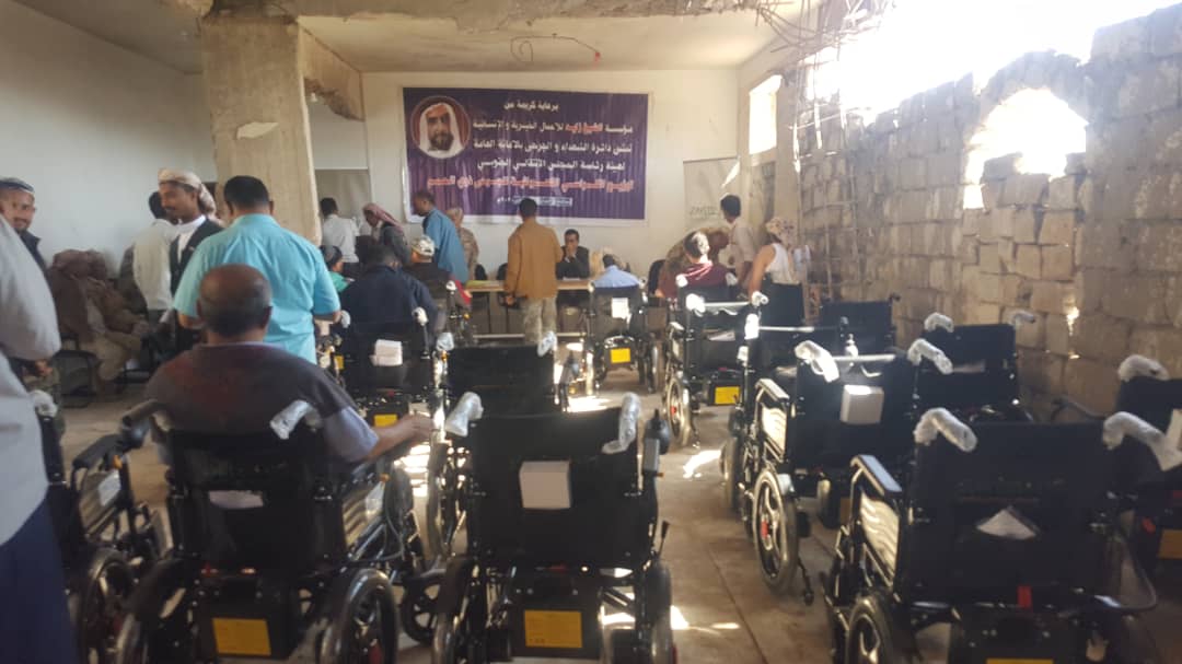 برعاية مؤسسة الشيخ زايد انتقالي الضالع يدشن توزيع الكراسي الكهربائية لجرحى المحافظة
