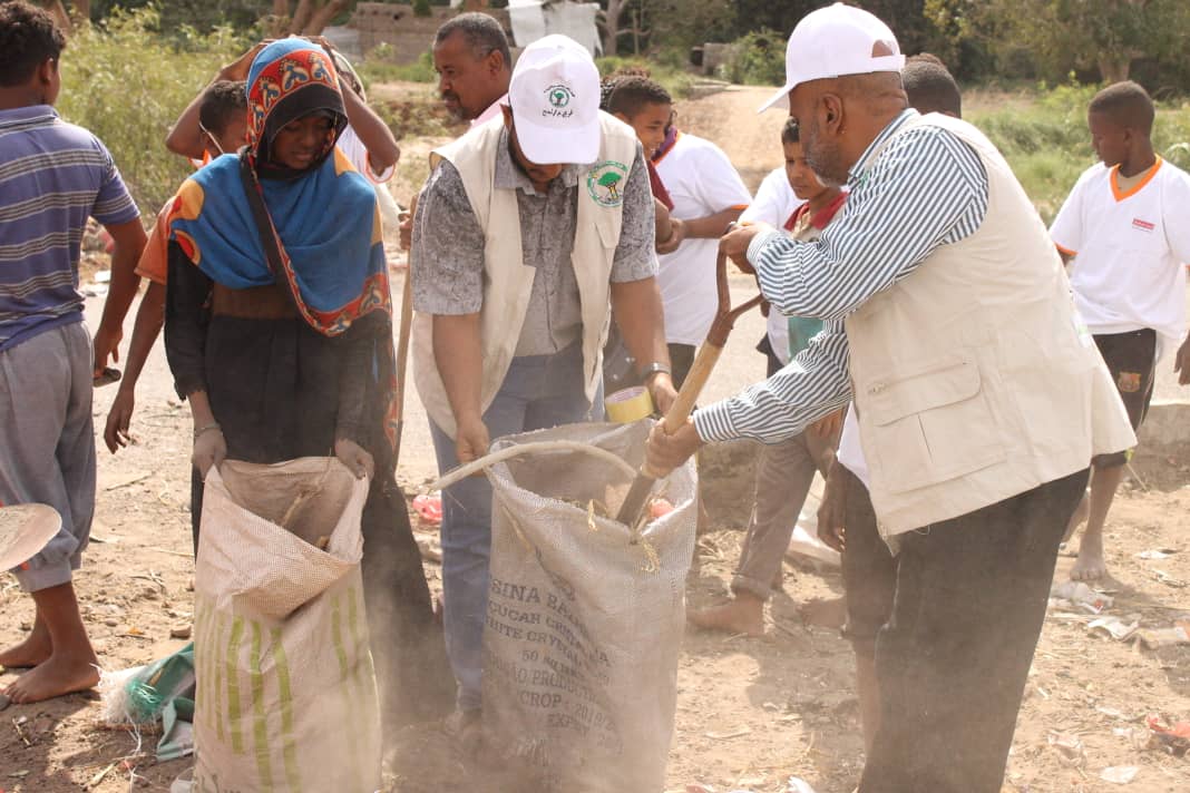 بمناسبة اليوم الوطني للبيئة تدشين حملة نظافة تشجير للخط العام بالخداد في لحج