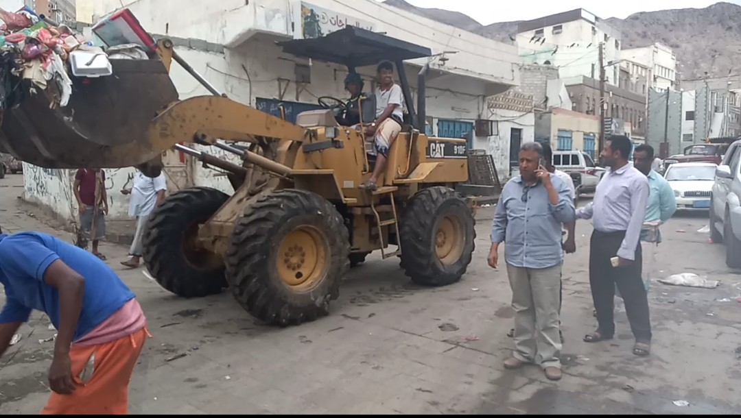 مدير صندوق النظافة بعدن يشيد بجهود العاملين ومستوى النظافة بمديرية صيرة