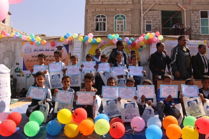 تحت شعار بالعلم نرتقي مدارس جيل النهضة الأهلية النموذجية في قعطبة تكرم أوائل تلامذتها