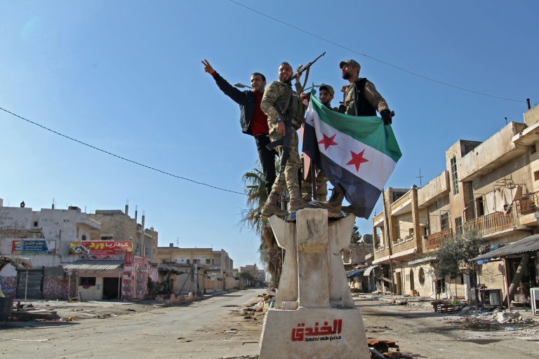 مقتل 33 جنديًا تركيًا في إدلب وتركيا تقصف مواقع للنظام السوري