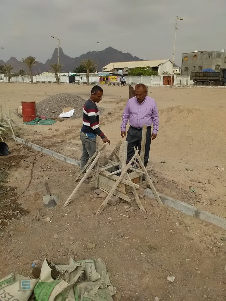 بتمويل من المجلس المحلي.. مواصلة العمل في مشروع بناء مظلات جديدة في كورنيش كود النمر