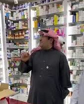 وزير كويتي يغلق صيدلية بسبب اخفاء الكمامات الطبية..شاهد ذلك 