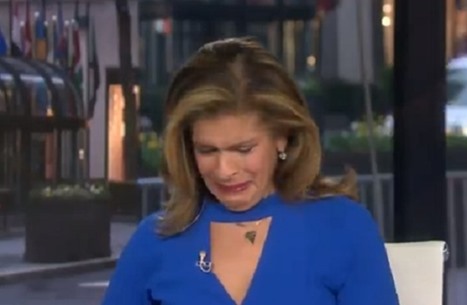 لم تتمالك نفسها.. مذيعة أمريكية تبكي على الهواء بسبب كورونا (فيديو)