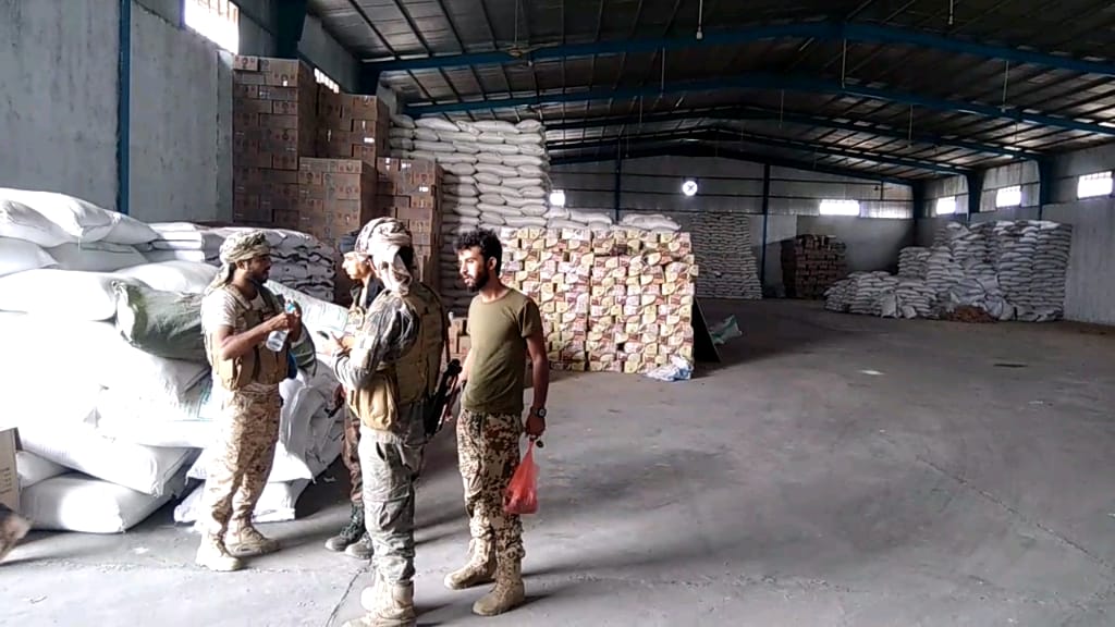 قوات الطوارئ للحزام الأمني بلحج تداهم احد الاحواش المخالفين لنظام بيع المواد الغذائية