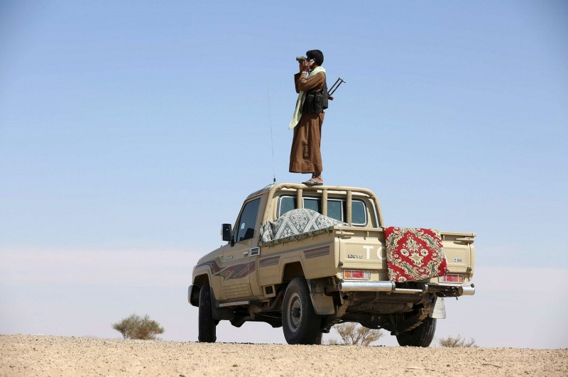 ضعف الشرعية لا قوة الحوثيين وراء انهيار جبهات مأرب والجوف