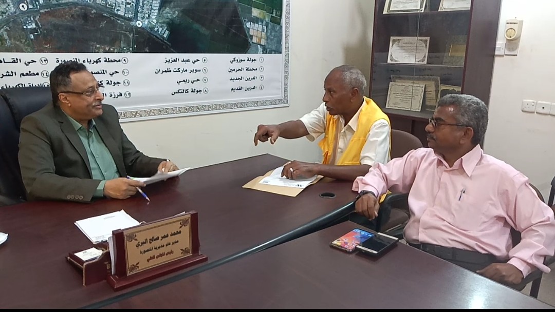 مدير عام المنصورة يناقش سير تنفيذ عدد من المشاريع الخدمية بالمديرية الممولة من مشروع الأشغال العامة