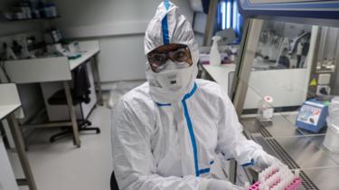 فيروس كورونا: أول تجربة على البشر للقاح يحمي من المرض