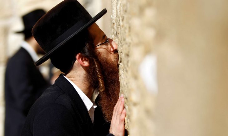 حاخام يحث اليهود على الامتناع عن تقبيل الحائط الغربي بسبب كورونا