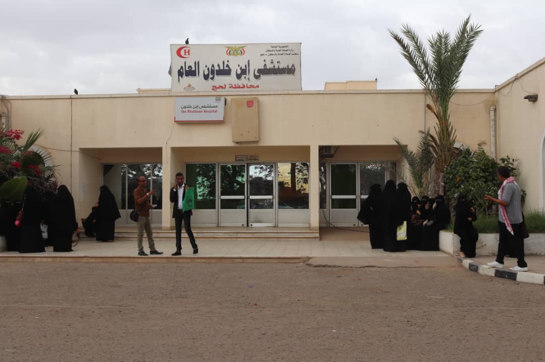 موظفو مستشفى ابن خلدون بلحج يحتجون حول المحجر الصحي.. وحملة توعوية بارجاء المدينة