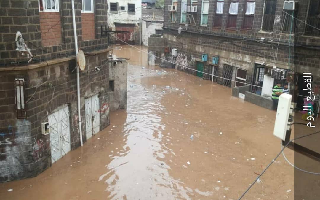 أمطار غزيزة على عدن ولحج وغرق عدد من الشوارع..وتحذيرات من أمطار أقوى غدا الخميس 