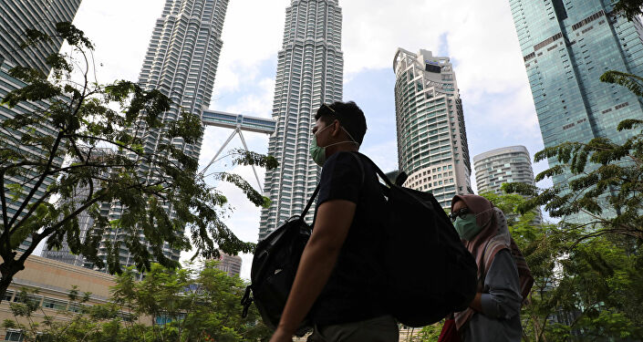 ماليزيا تقبض على المئات لانتهاك قيود الحركة مع ارتفاع وفيات كورونا