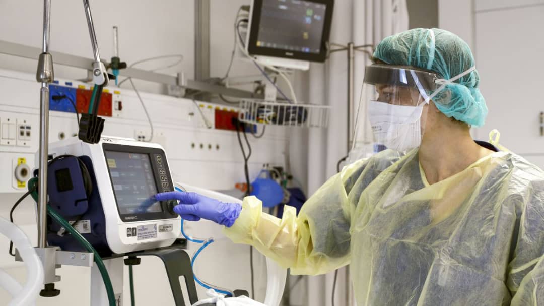 بريطانيا تطلب عشرة آلاف جهاز تنفس لمحاربة كورونا