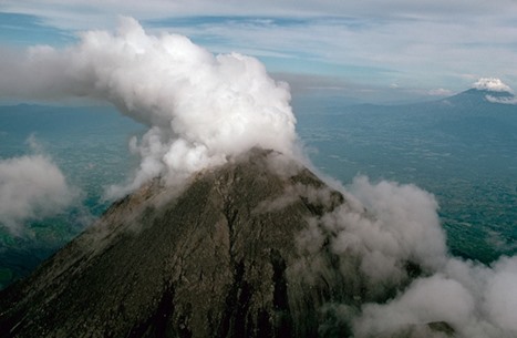 شاهد انفجار بركان أناك بجزيرة جاوة بإندونيسيا 