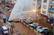 شاهد انفجار أنبوب ضخ المياه بالمعلا..وإمتلاء الشارع 