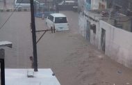 عدن تشهد أمطار غزيرة وغرق شوارعها بالمياه.. فيديو