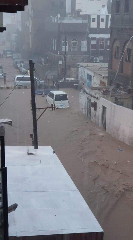 عدن تشهد أمطار غزيرة وغرق شوارعها بالمياه.. فيديو