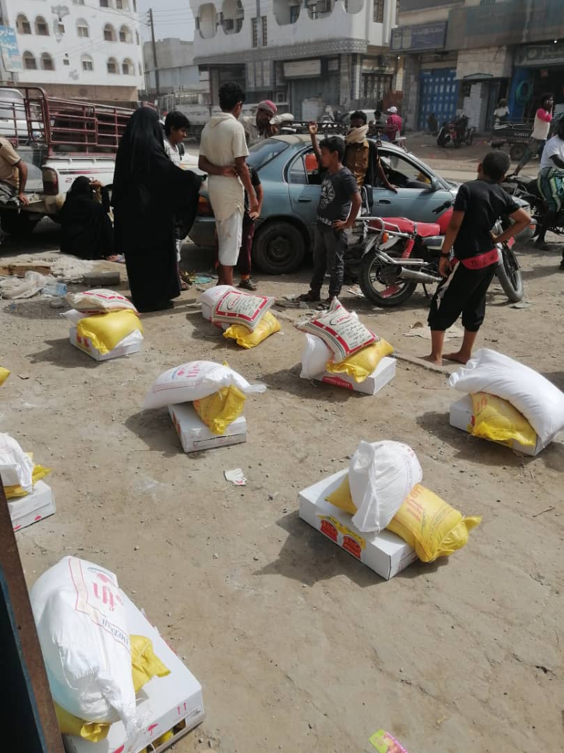 بدعم من أسمنت الوحدة صرف السلة الغذائية ل1424 أسرة في أبين 