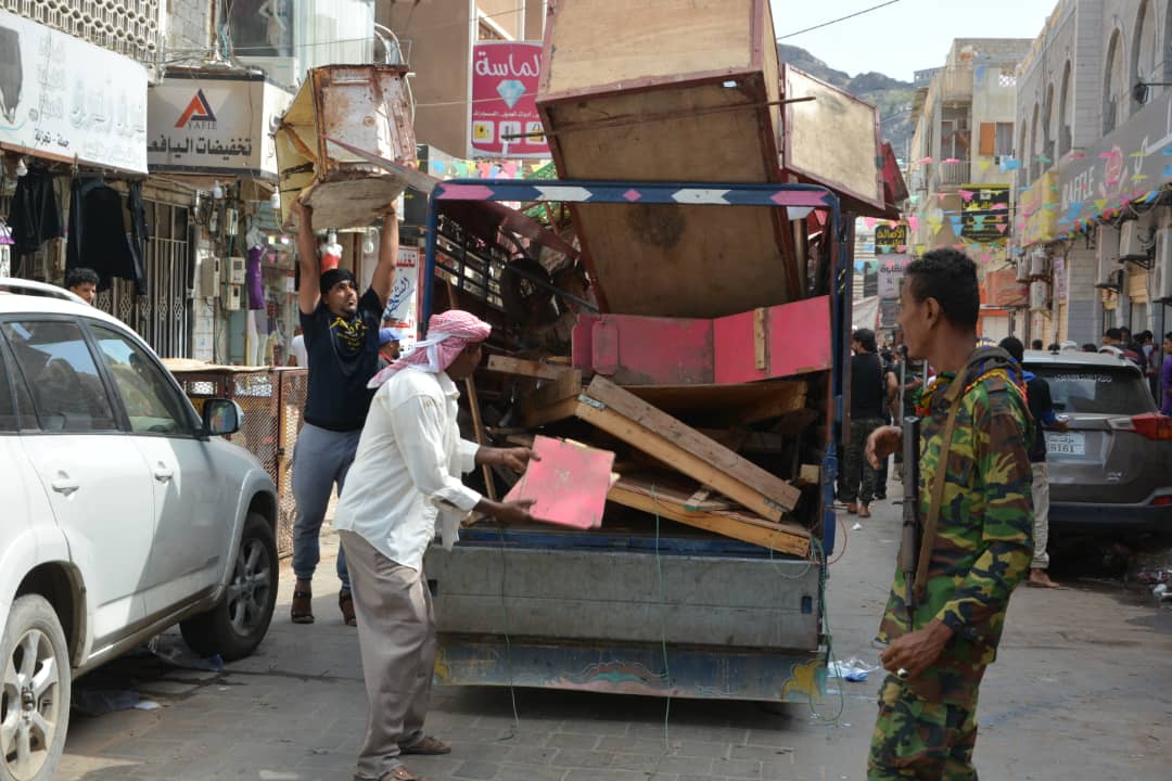 حملة لتنظيم حركة الأسواق والشوارع في مديرية صيرة بعدن