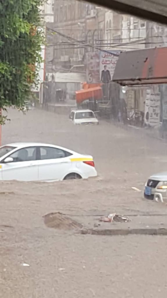 شوارع صنعاء تغرق بسيول سد خولان.. شاهد فيديو
