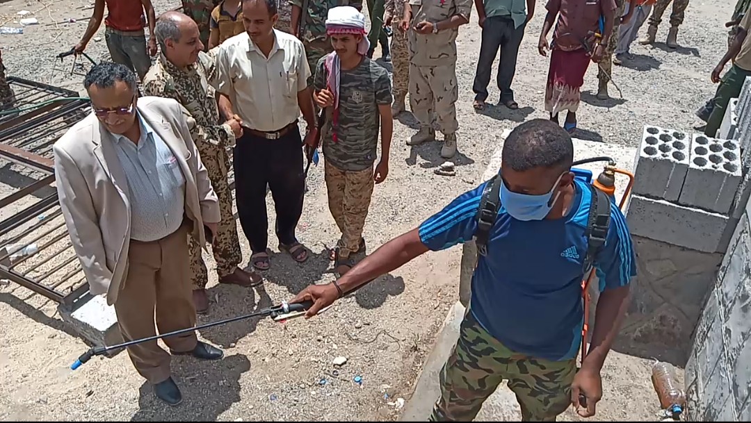 مدير عام المنصورة يتفقد أعمال رش وتعقيم في عدد من المراكز الأمنية بالمديرية