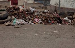 اغلاق بوابة مبنى محافظة الضالع بكومة من القمامة