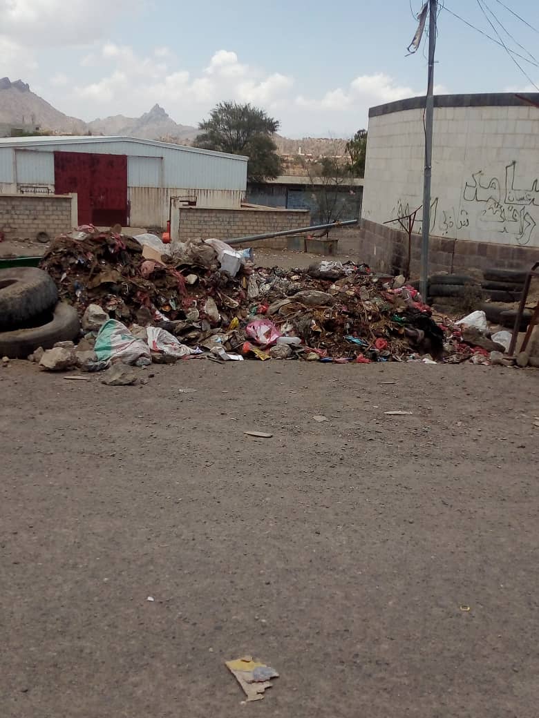 اغلاق بوابة مبنى محافظة الضالع بكومة من القمامة
