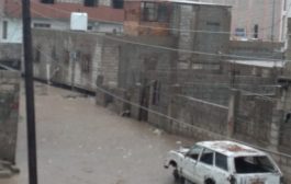 عاجل: أمطار غزيزة في لحج تحاصر منازل المواطنين بالحوطة.. مع قدوم سيل كبير