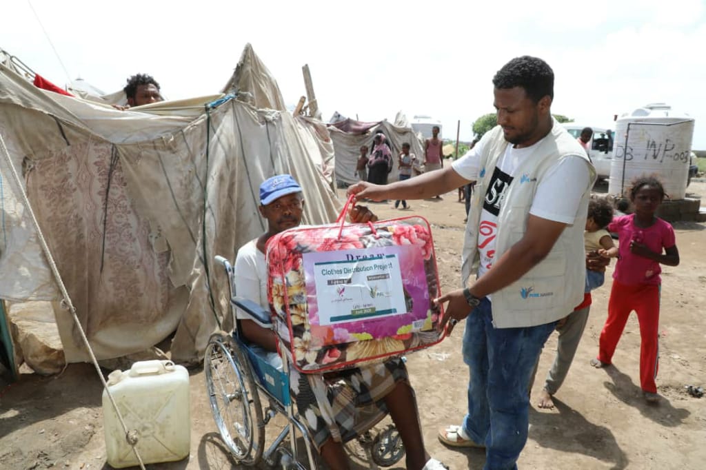 بيور هاند توزع ملابس وبطانيات للمعاقين ونازحي صبر والرباط بلحج