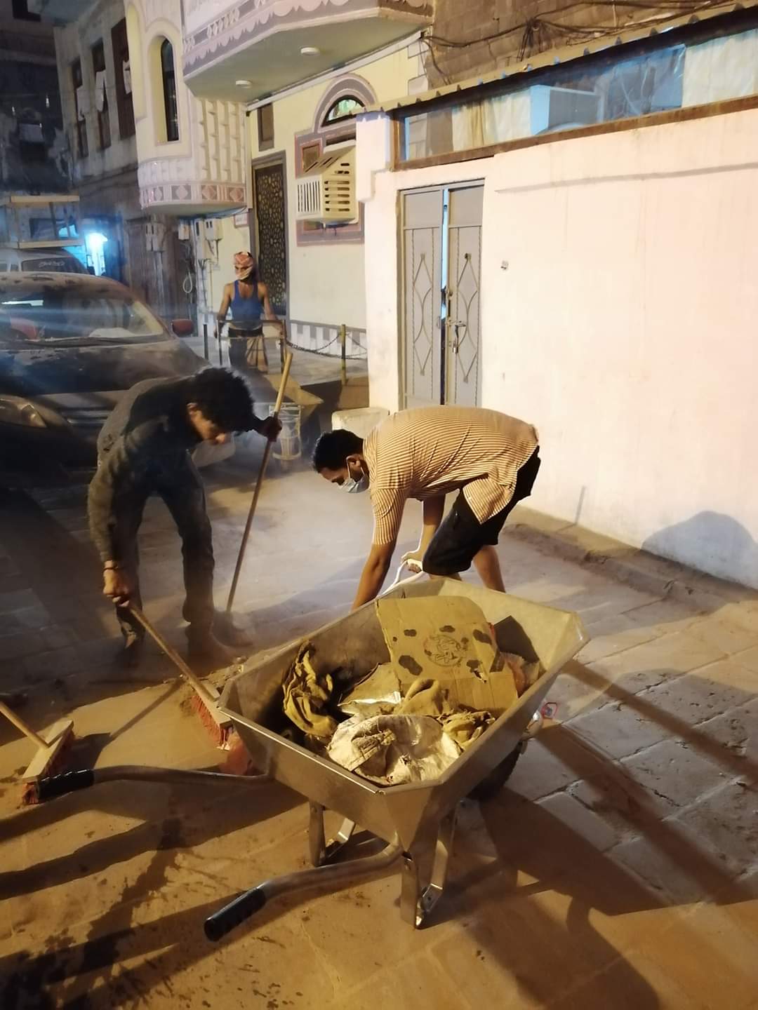 شباب عدن يشنون حملة نظافة وتعقيم على حارات وشوارع المدينة 