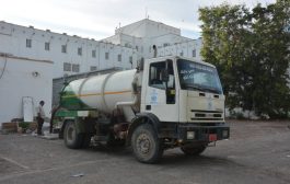بتمويل UNOPS وزارة المياه والبيئة تنفذ حملة شفط مياه الأمطار في عدن