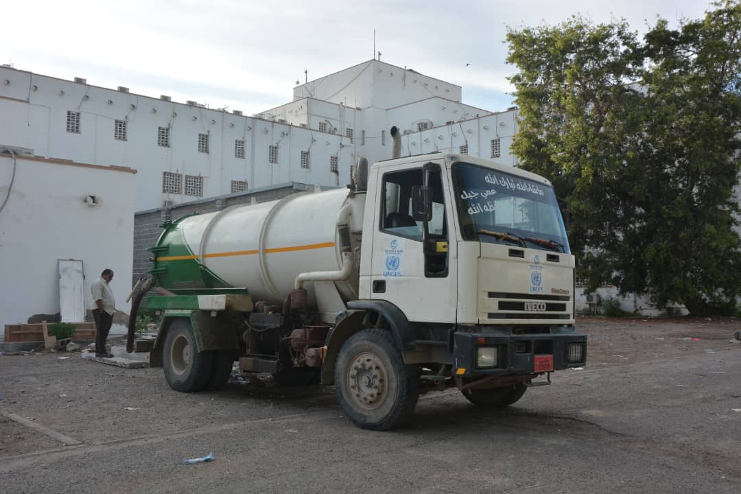 بتمويل UNOPS وزارة المياه والبيئة تنفذ حملة شفط مياه الأمطار في عدن
