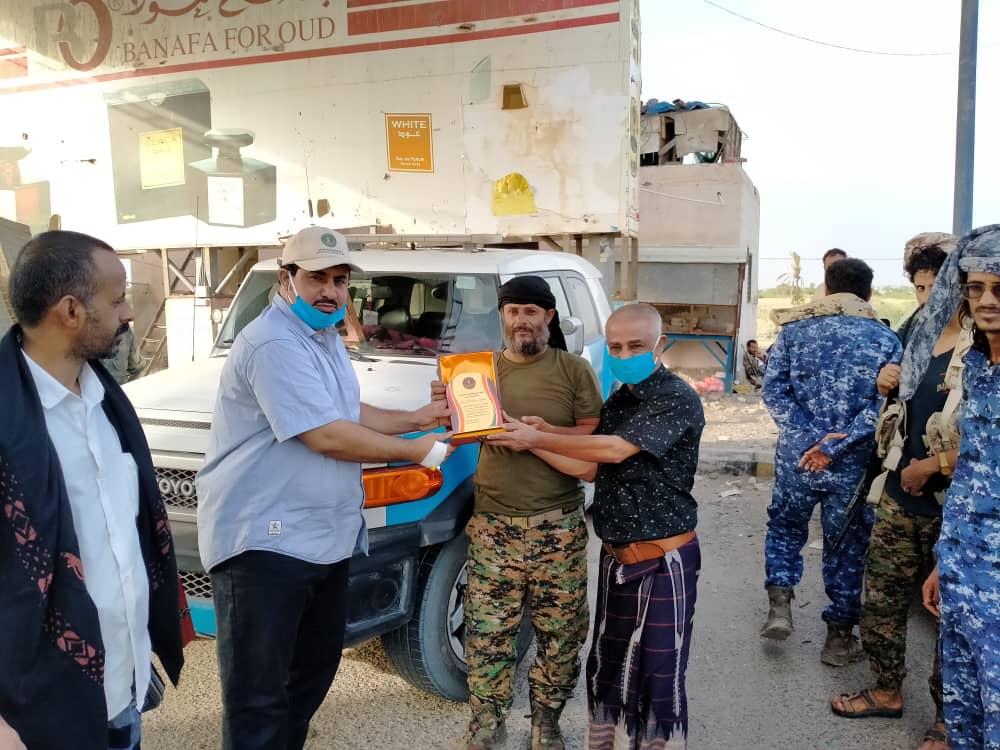 تقديرا لليقضة الأمنية: رئيس انتقالي لحج يكرم قائد نقطة ريجل الملجمي 