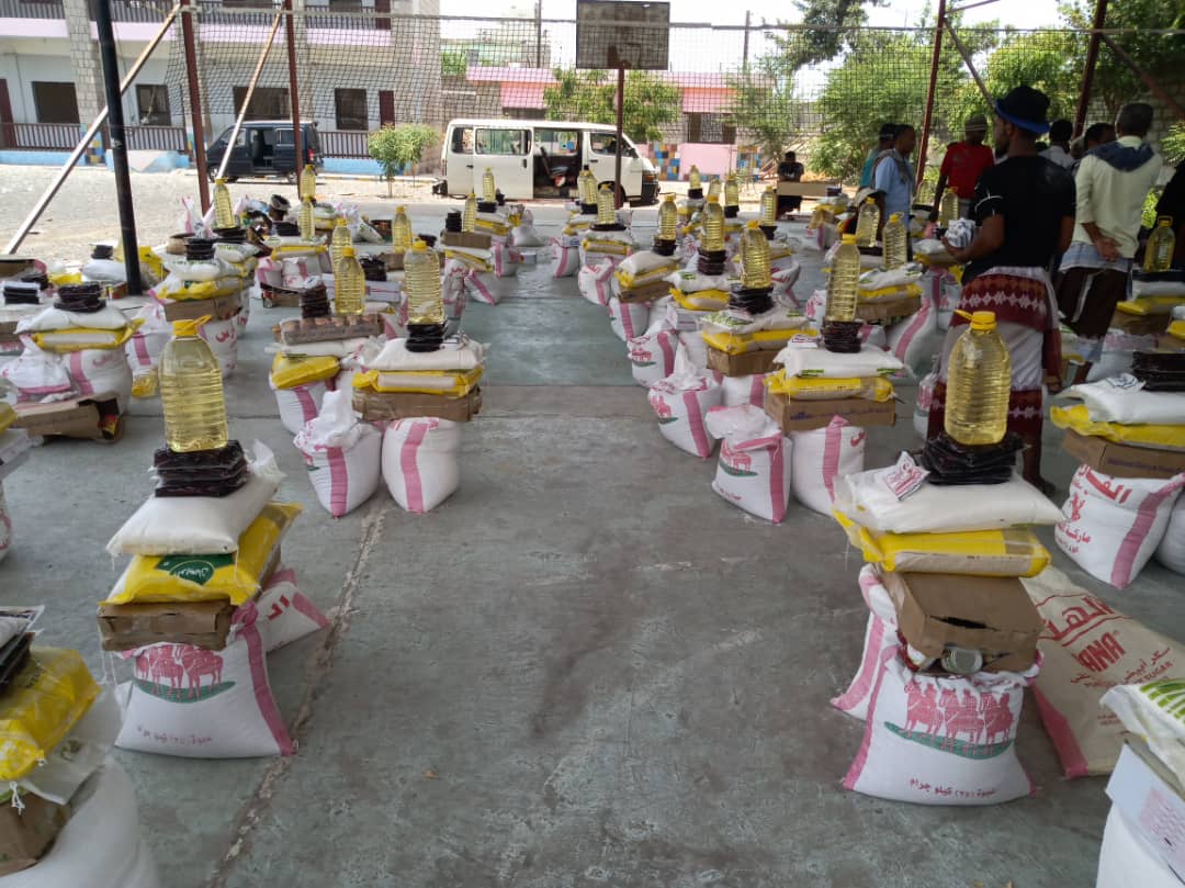 جمعية الأمان لرعاية الكفيفات تنفذ توزيع السلات الغذائية لمكفوفي أبين 