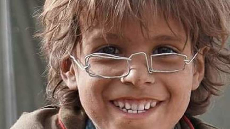 نظارة نازح يمني تحصد مليونين ونصف المليون ريال في مزاد إلكتروني