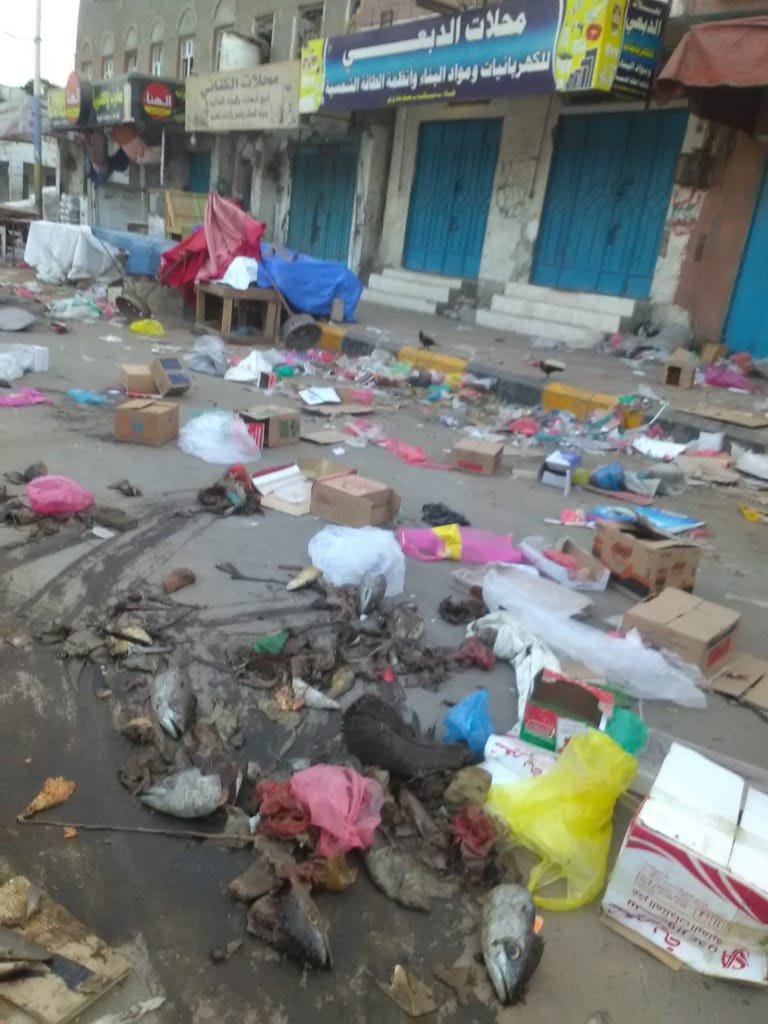 عمال النظافة بابين ينثرون القمامة بالشوارع كحركة احتجاجية 